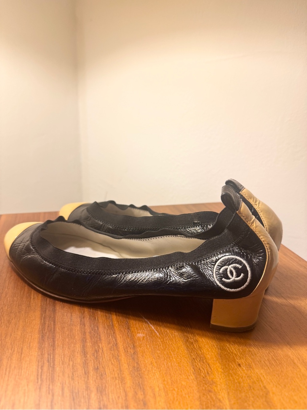 CHANEL authentic - two tone crinkle pattent leather ballet block heel SZ 40 1/2